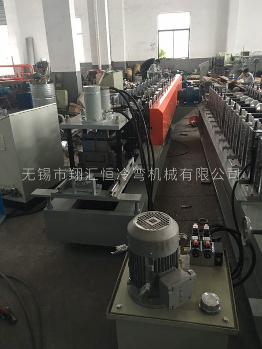 冷（lěng）彎成型機